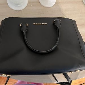 Micheal kors black tote bag with shoulder strap